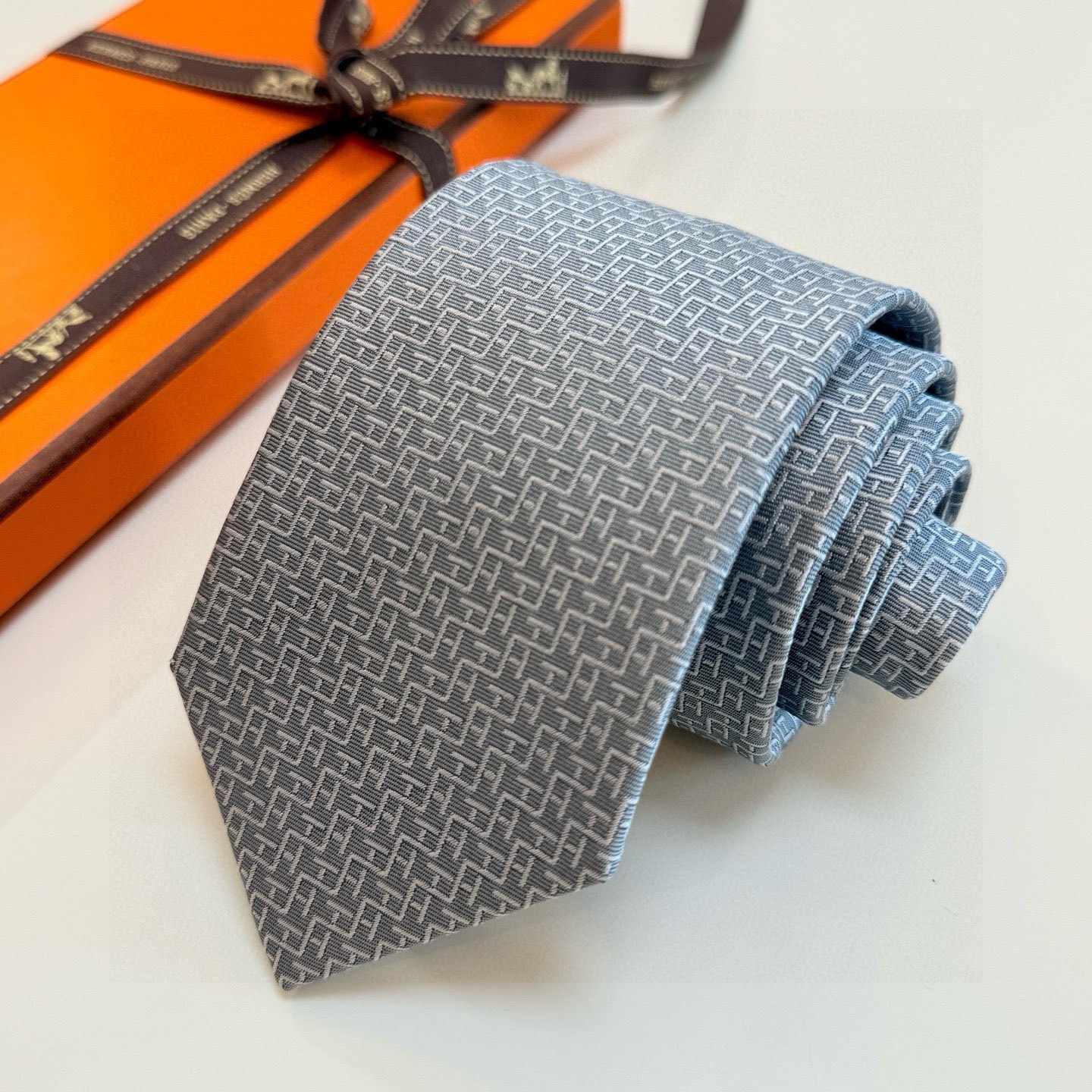 🌾男士新款领带系列【H趣味迷宫领带】爱马仕每年都有一千条不同印花的领带面世，从最初的多以几何图案表现骑术