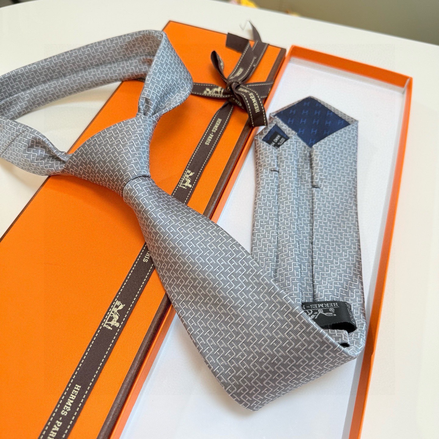 🌾男士新款领带系列【H趣味迷宫领带】爱马仕每年都有一千条不同印花的领带面世，从最初的多以几何图案表现骑术