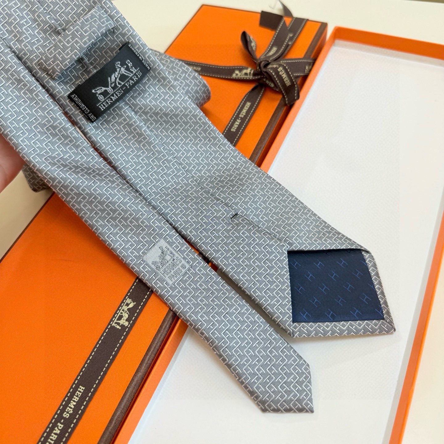 🌾男士新款领带系列【H趣味迷宫领带】爱马仕每年都有一千条不同印花的领带面世，从最初的多以几何图案表现骑术