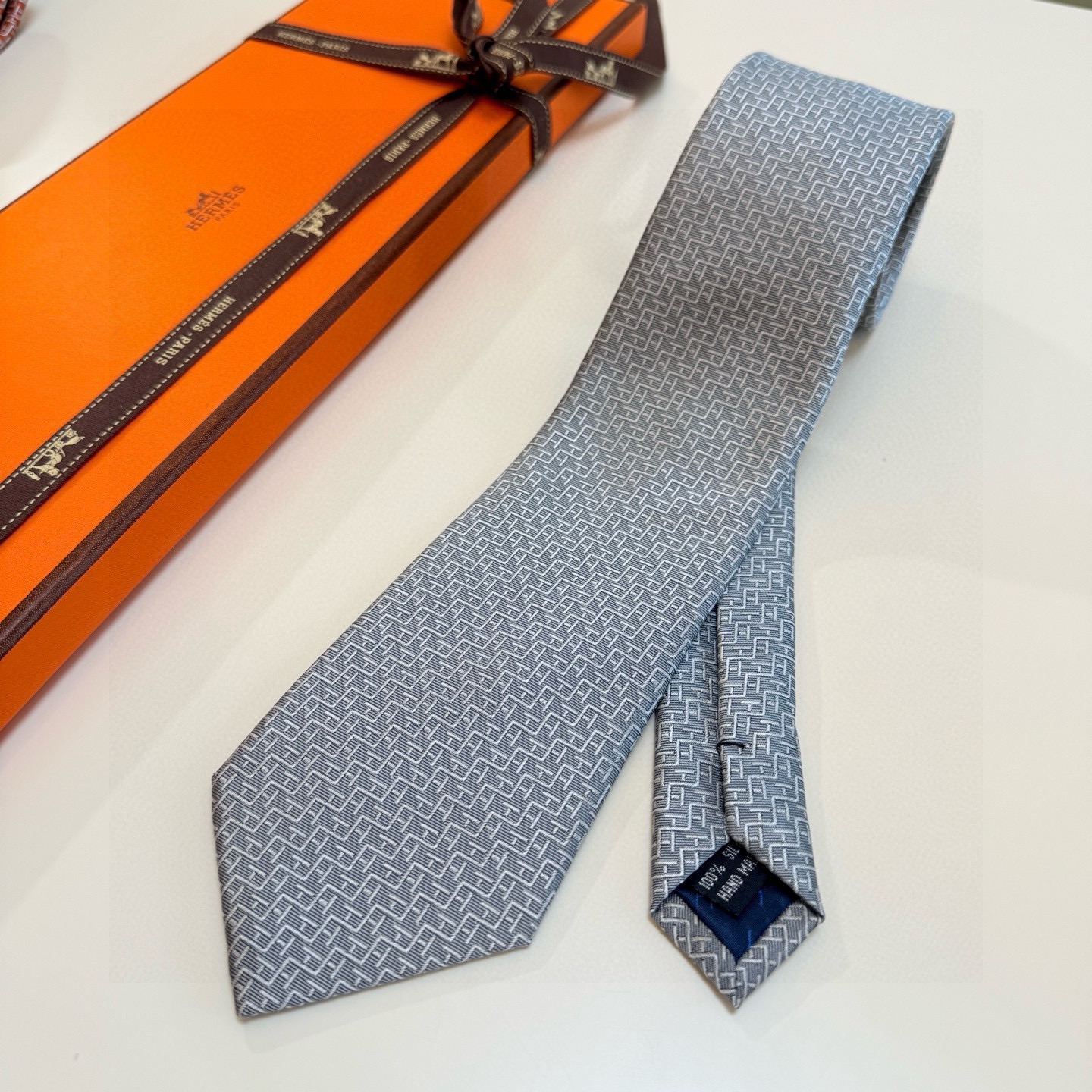 🌾男士新款领带系列【H趣味迷宫领带】爱马仕每年都有一千条不同印花的领带面世，从最初的多以几何图案表现骑术
