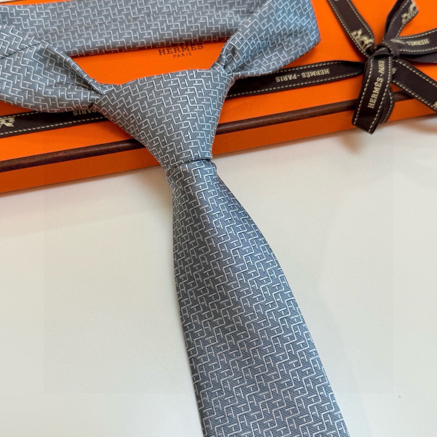 🌾男士新款领带系列【H趣味迷宫领带】爱马仕每年都有一千条不同印花的领带面世，从最初的多以几何图案表现骑术