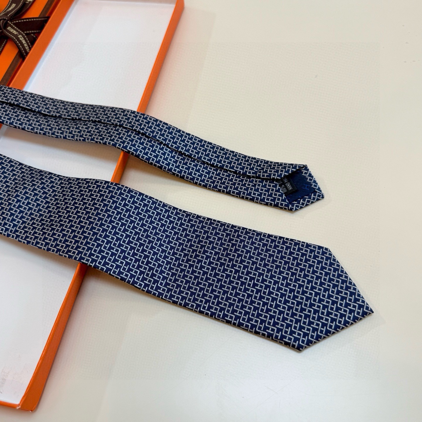 🌾男士新款领带系列【H趣味迷宫领带】爱马仕每年都有一千条不同印花的领带面世，从最初的多以几何图案表现骑术