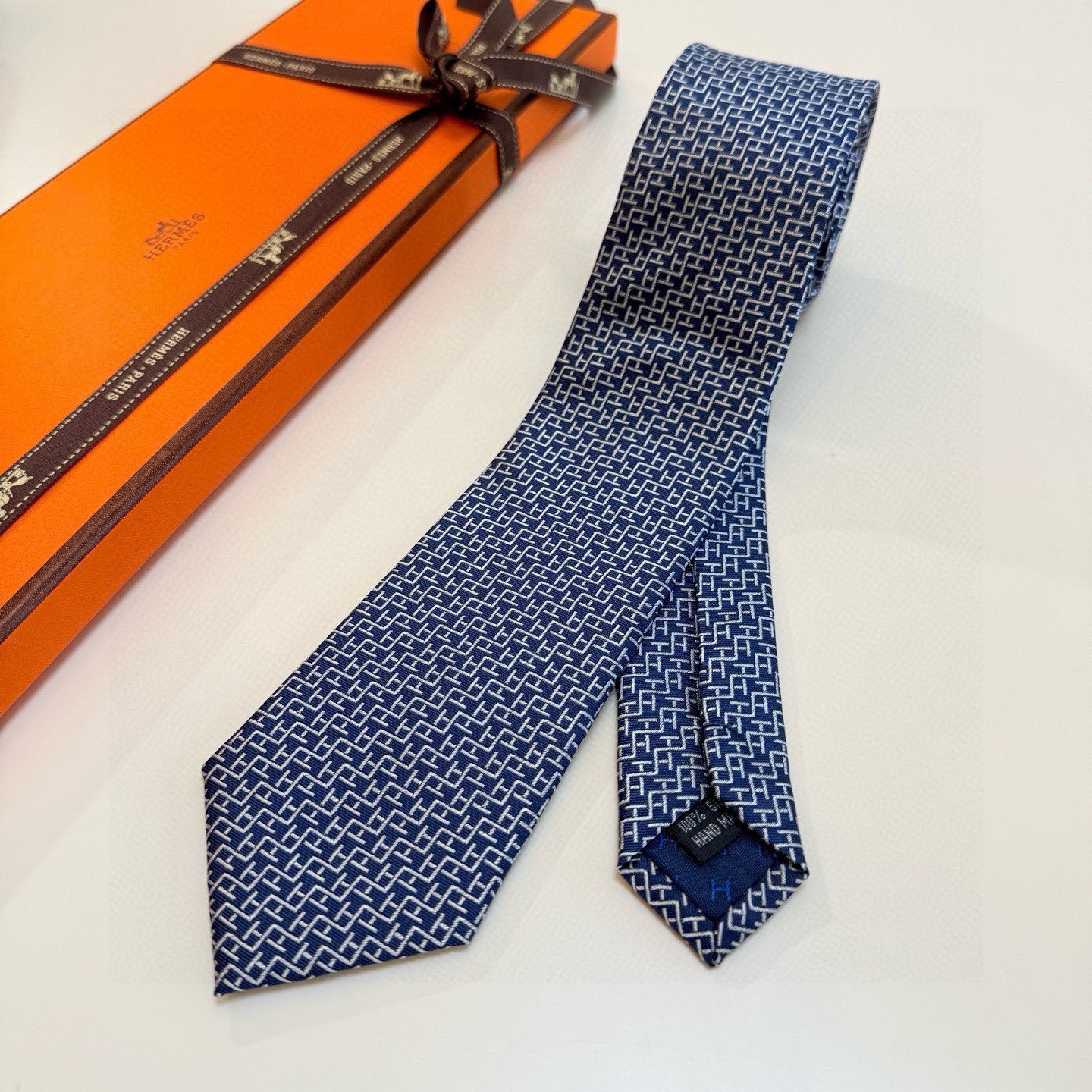 🌾男士新款领带系列【H趣味迷宫领带】爱马仕每年都有一千条不同印花的领带面世，从最初的多以几何图案表现骑术