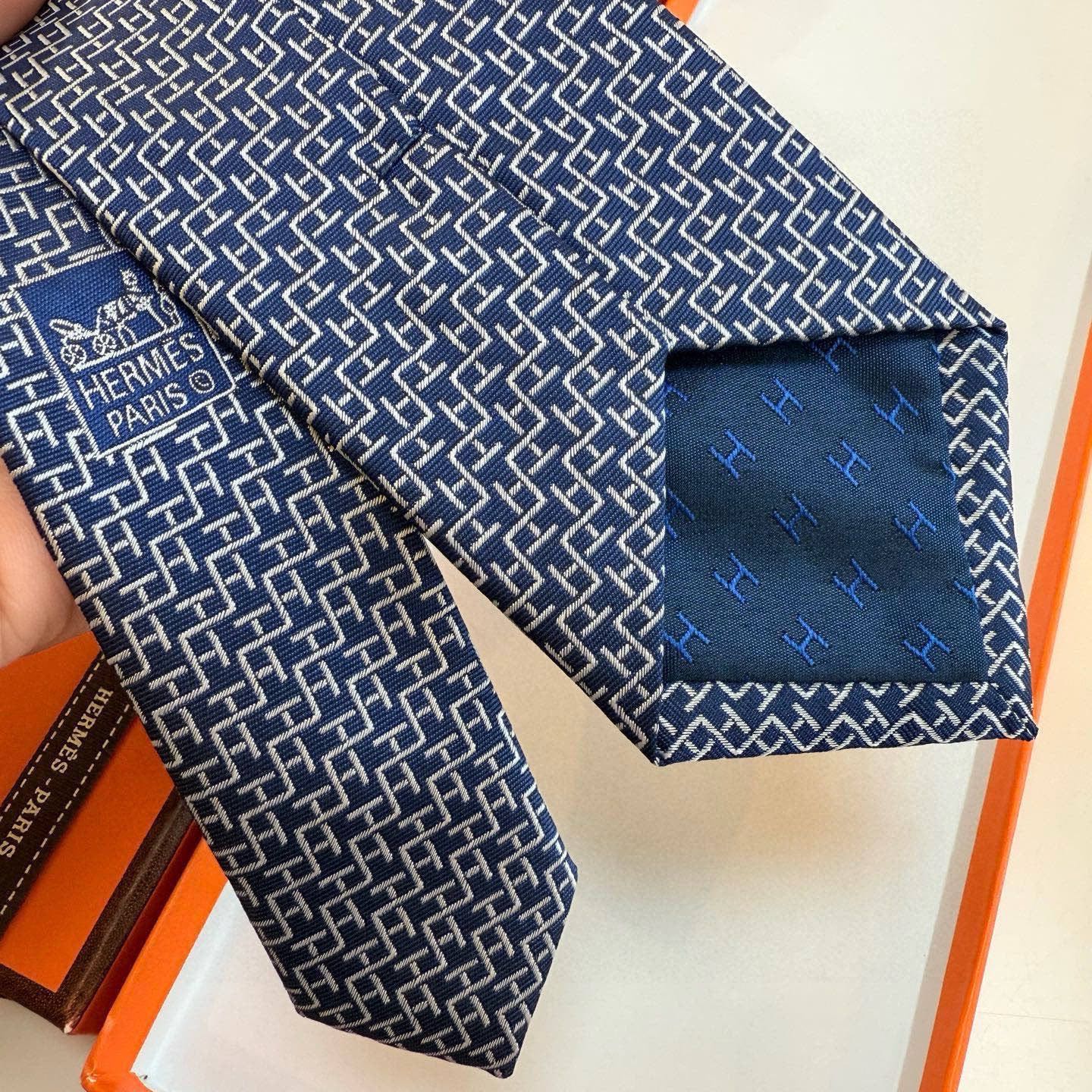 🌾男士新款领带系列【H趣味迷宫领带】爱马仕每年都有一千条不同印花的领带面世，从最初的多以几何图案表现骑术