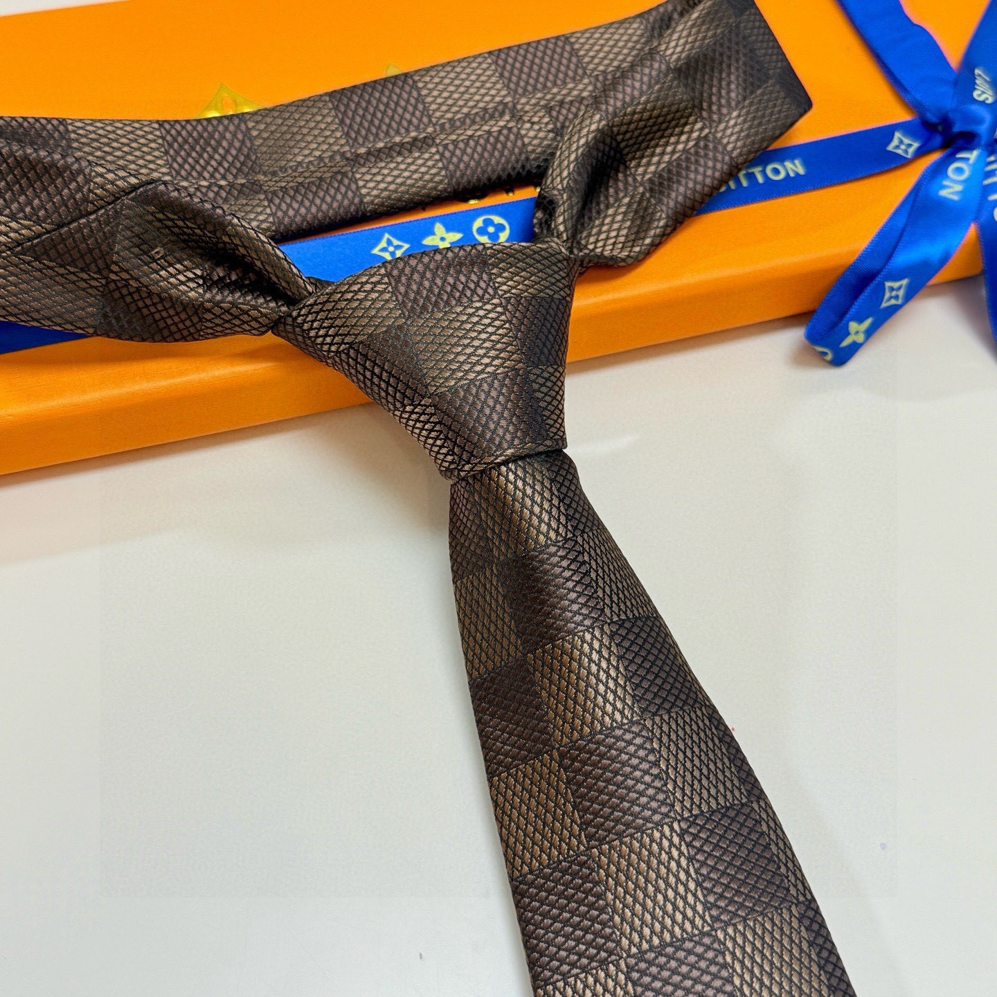 🌾 专柜同步新款 LV棋盘格领带👔👔，稀有😻😻展现精湛手工与时尚优雅的理想选择，这款领带将标志性的路易威