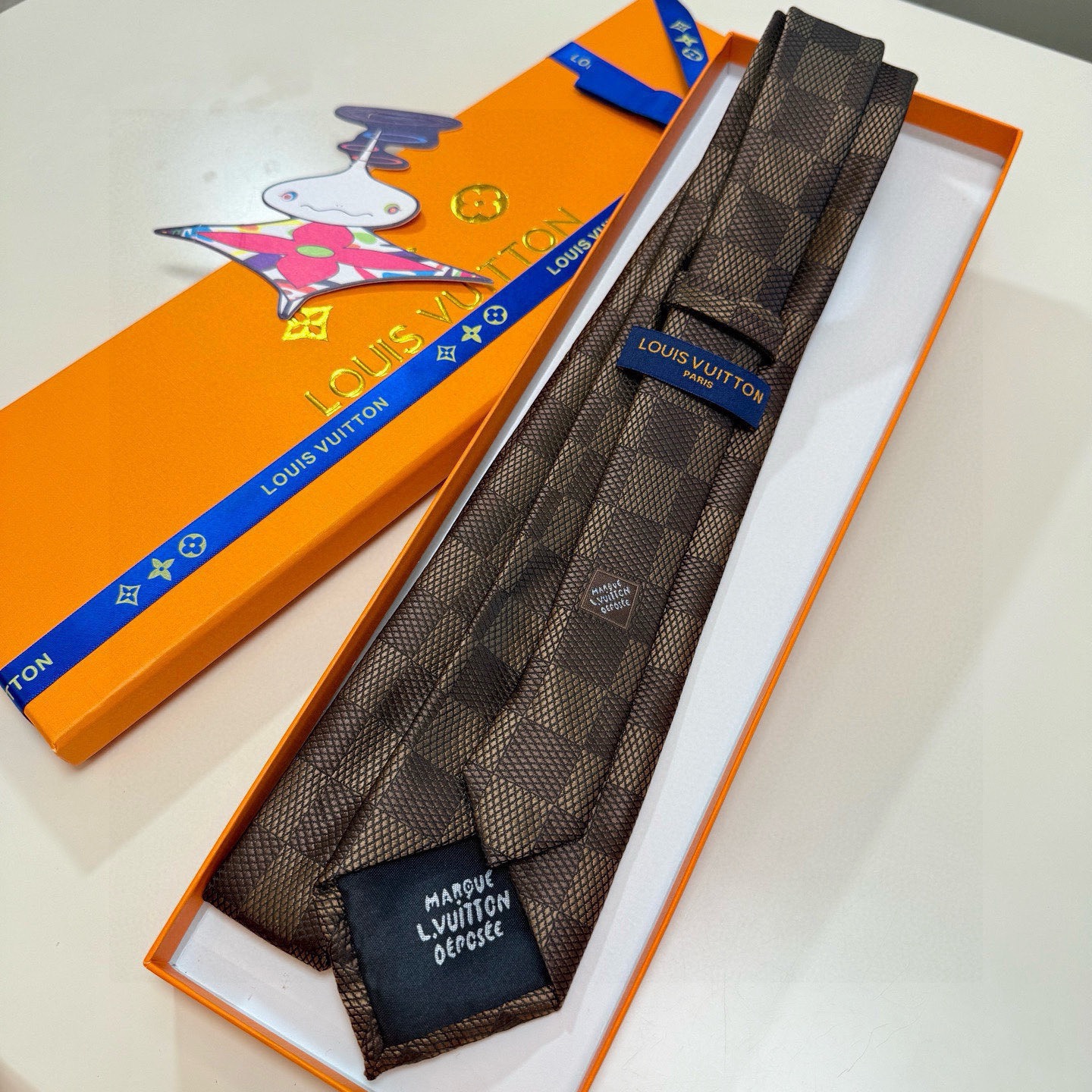 🌾 专柜同步新款 LV棋盘格领带👔👔，稀有😻😻展现精湛手工与时尚优雅的理想选择，这款领带将标志性的路易威