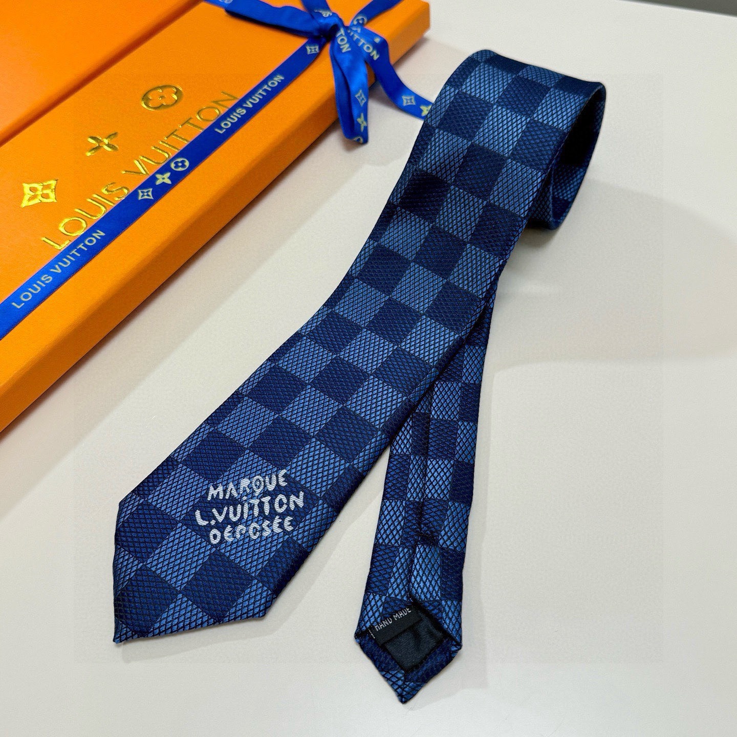 🌾 专柜同步新款 LV棋盘格领带👔👔，稀有😻😻展现精湛手工与时尚优雅的理想选择，这款领带将标志性的路易威