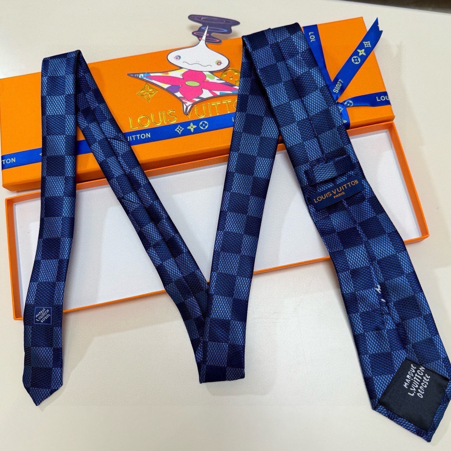 🌾 专柜同步新款 LV棋盘格领带👔👔，稀有😻😻展现精湛手工与时尚优雅的理想选择，这款领带将标志性的路易威