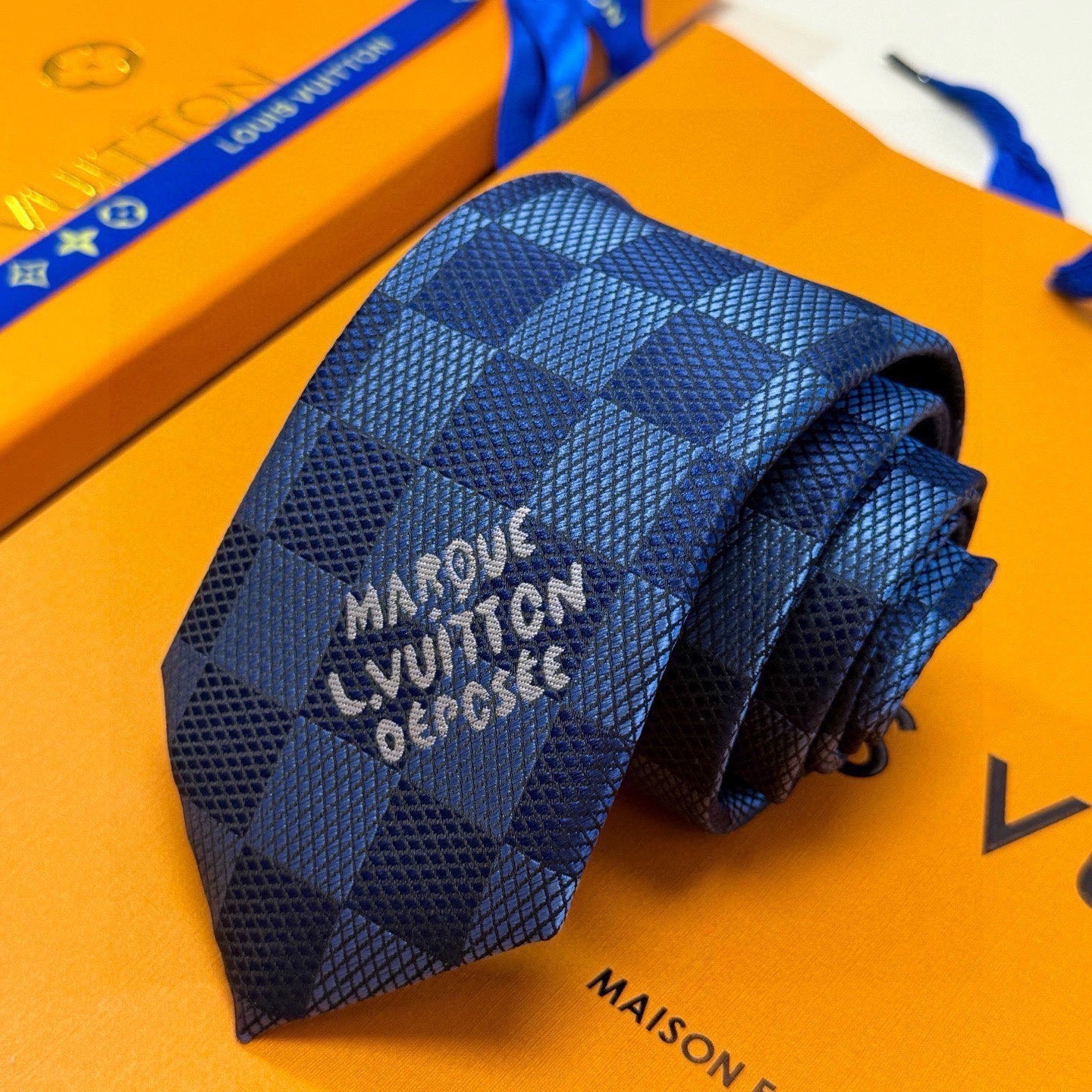 🌾 专柜同步新款 LV棋盘格领带👔👔，稀有😻😻展现精湛手工与时尚优雅的理想选择，这款领带将标志性的路易威