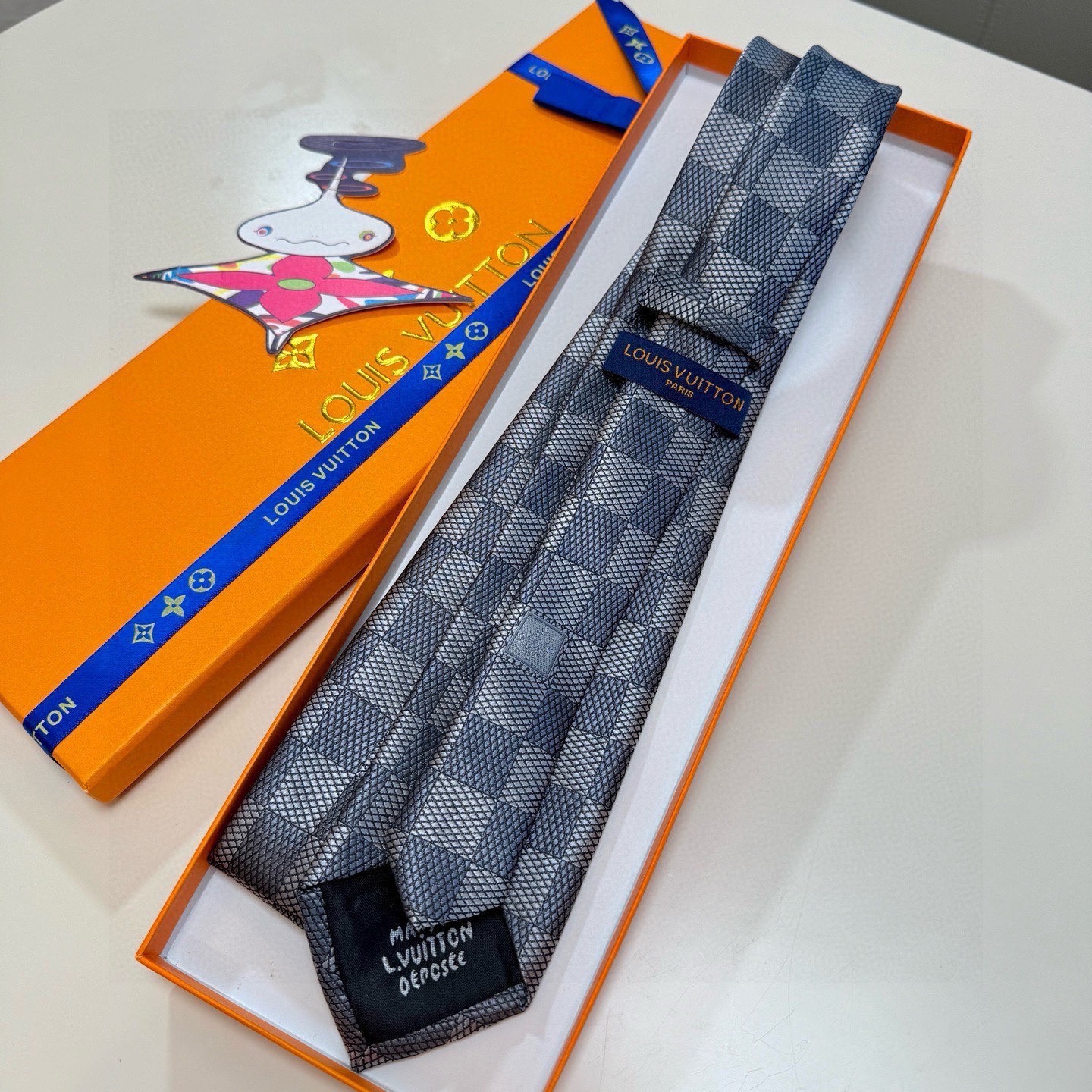 🌾 专柜同步新款 LV棋盘格领带👔👔，稀有😻😻展现精湛手工与时尚优雅的理想选择，这款领带将标志性的路易威