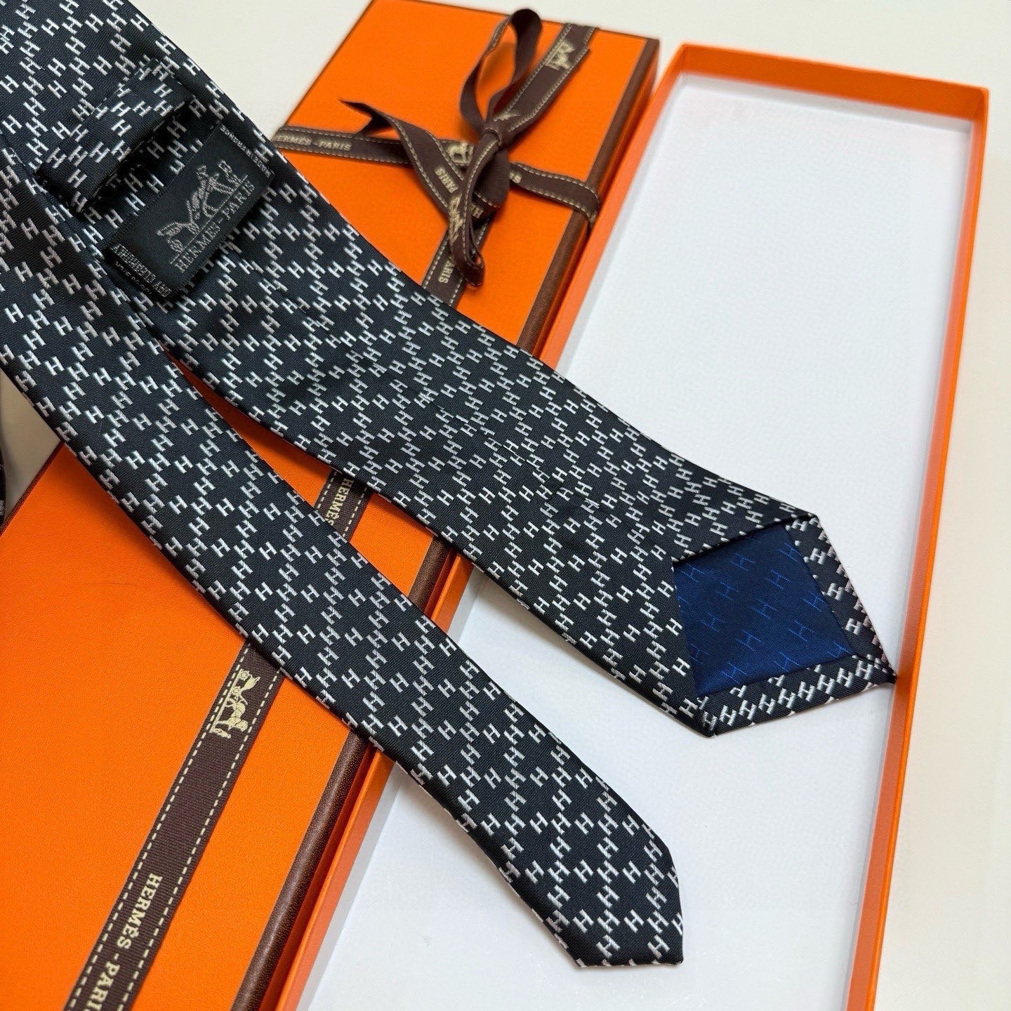 🌾男士新款领带系列【H暗纹标志领带】👔👔，稀有H家每年都有一千条不同印花的领带面世，从最初的多以几何图案