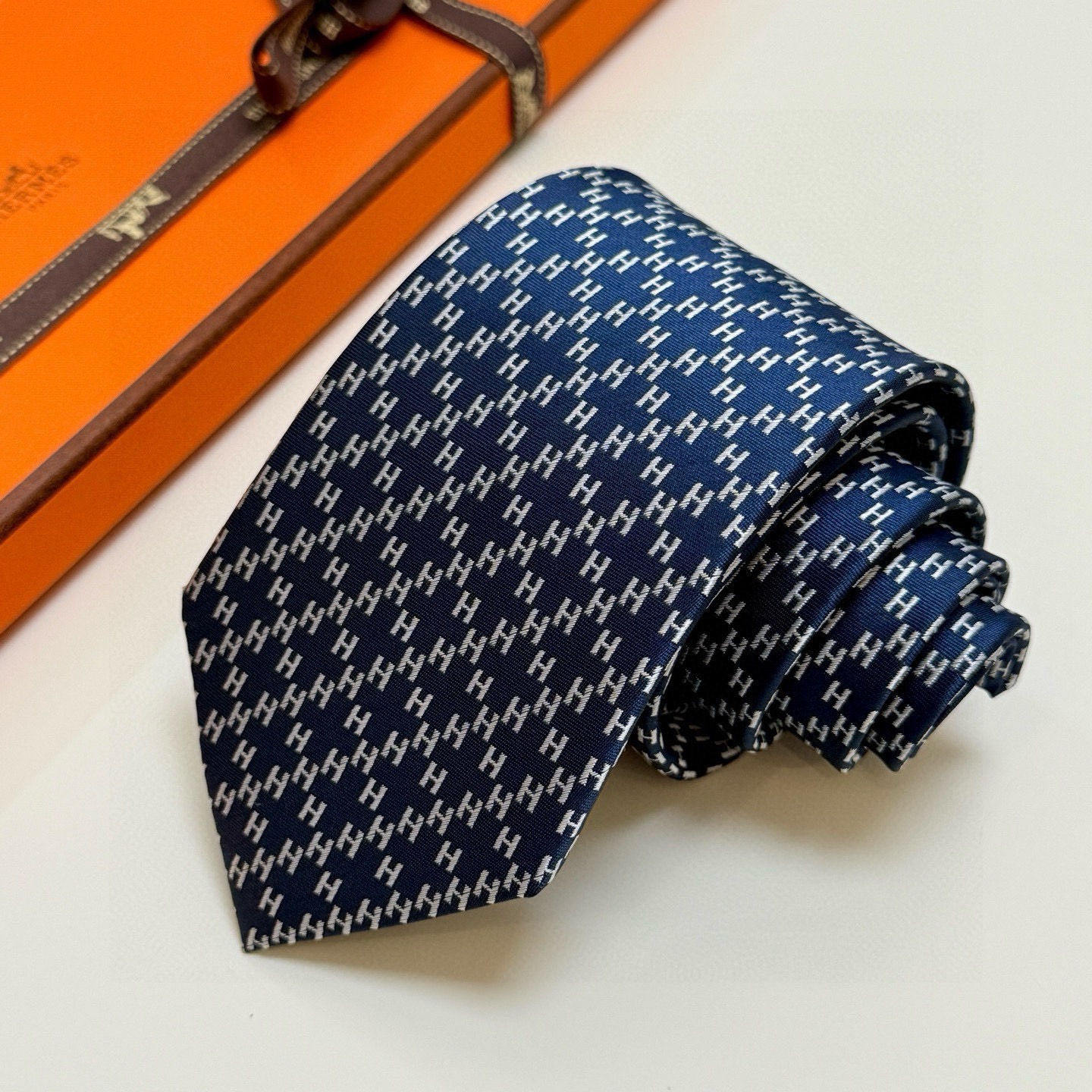 🌾男士新款领带系列【H暗纹标志领带】👔👔，稀有H家每年都有一千条不同印花的领带面世，从最初的多以几何图案