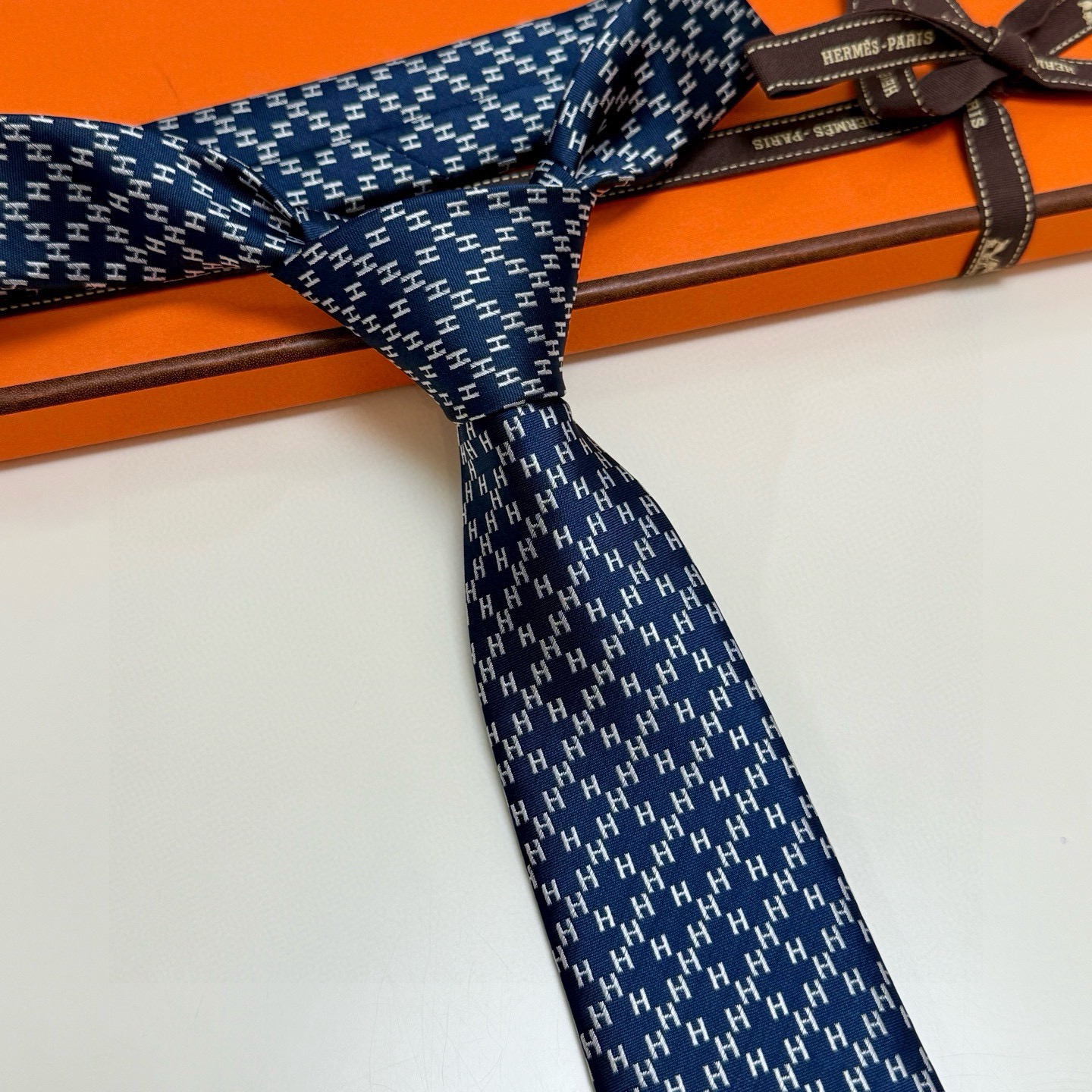 🌾男士新款领带系列【H暗纹标志领带】👔👔，稀有H家每年都有一千条不同印花的领带面世，从最初的多以几何图案