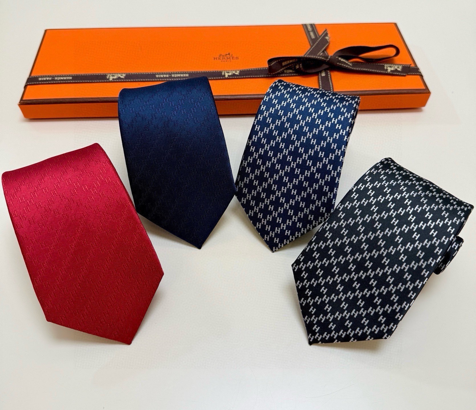 🌾男士新款领带系列【H暗纹标志领带】👔👔，稀有H家每年都有一千条不同印花的领带面世，从最初的多以几何图案