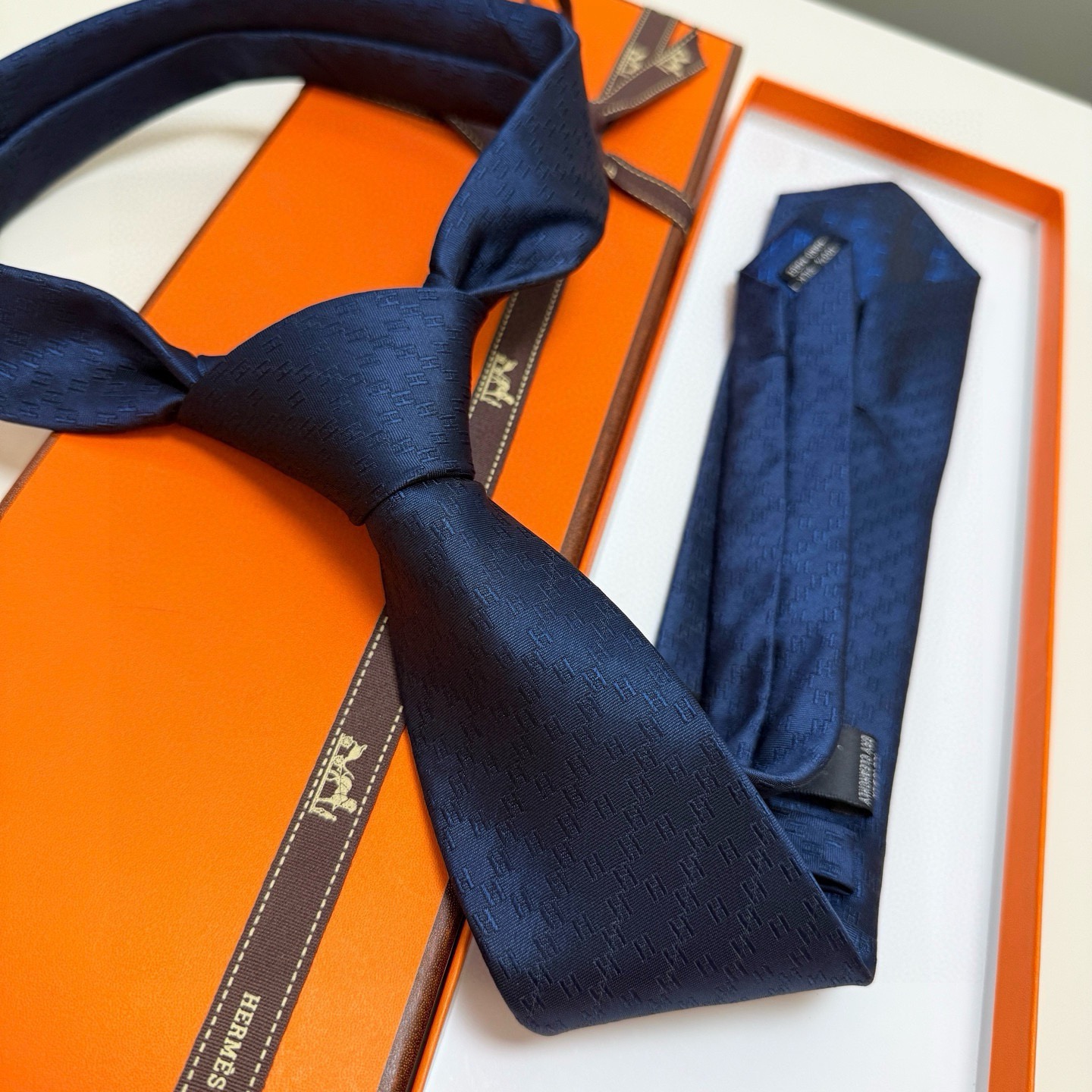 🌾男士新款领带系列【H暗纹标志领带】👔👔，稀有H家每年都有一千条不同印花的领带面世，从最初的多以几何图案