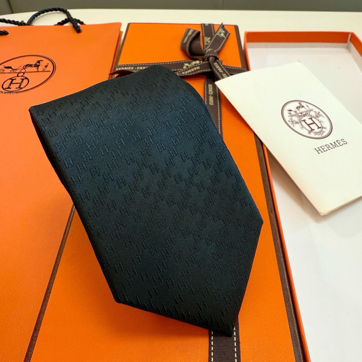 🌾男士新款领带系列【H暗纹标志领带】👔👔，稀有H家每年都有一千条不同印花的领带面世，从最初的多以几何图案