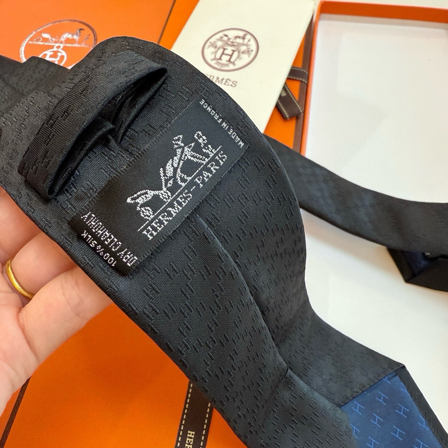 🌾男士新款领带系列【H暗纹标志领带】👔👔，稀有H家每年都有一千条不同印花的领带面世，从最初的多以几何图案