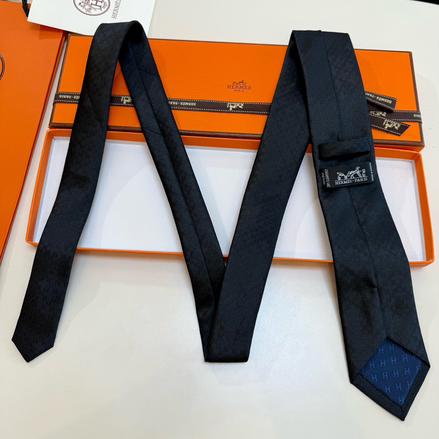 🌾男士新款领带系列【H暗纹标志领带】👔👔，稀有H家每年都有一千条不同印花的领带面世，从最初的多以几何图案