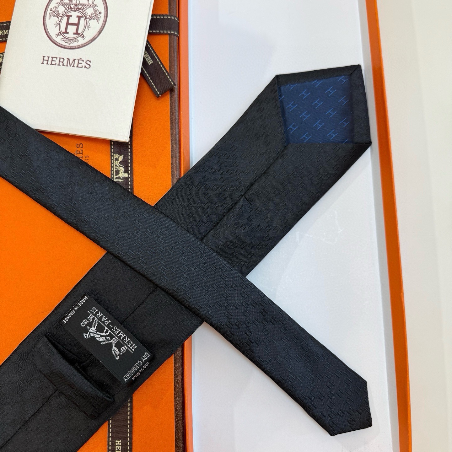 🌾男士新款领带系列【H暗纹标志领带】👔👔，稀有H家每年都有一千条不同印花的领带面世，从最初的多以几何图案