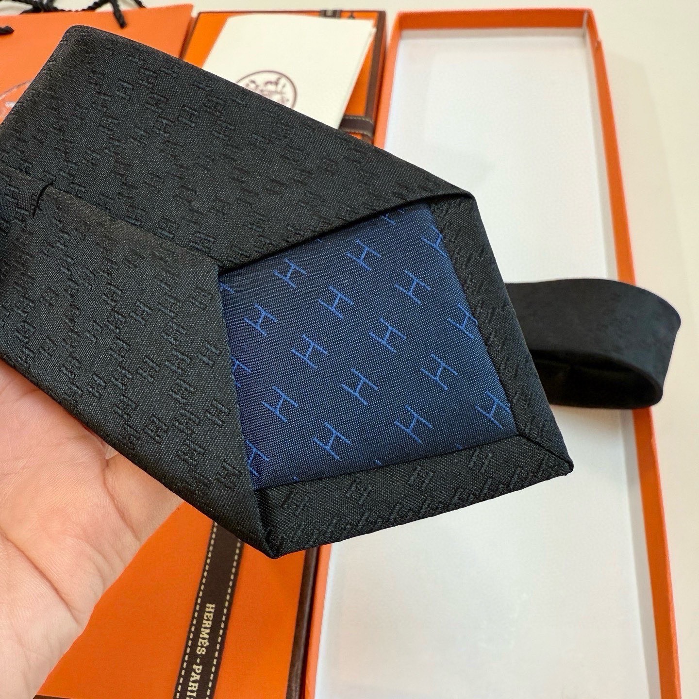 🌾男士新款领带系列【H暗纹标志领带】👔👔，稀有H家每年都有一千条不同印花的领带面世，从最初的多以几何图案