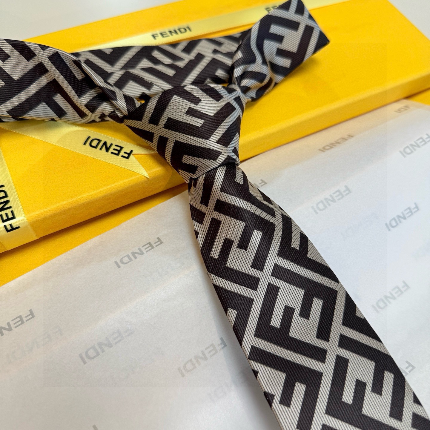 🌾实物真的很美，男士芬迪爆款领带👔👔，稀有😻😻展现精湛手工与时尚优雅的理想选择，这款采用F家最具标志性的