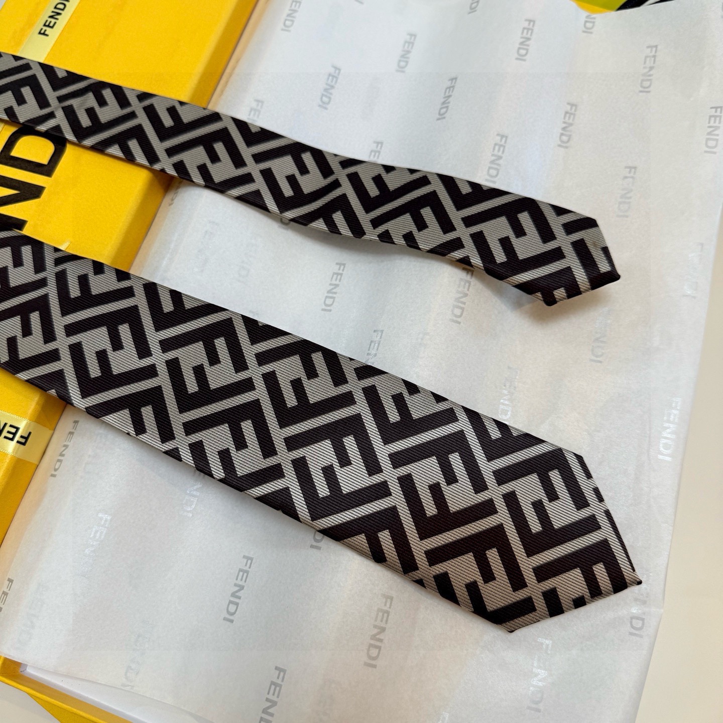 🌾实物真的很美，男士芬迪爆款领带👔👔，稀有😻😻展现精湛手工与时尚优雅的理想选择，这款采用F家最具标志性的