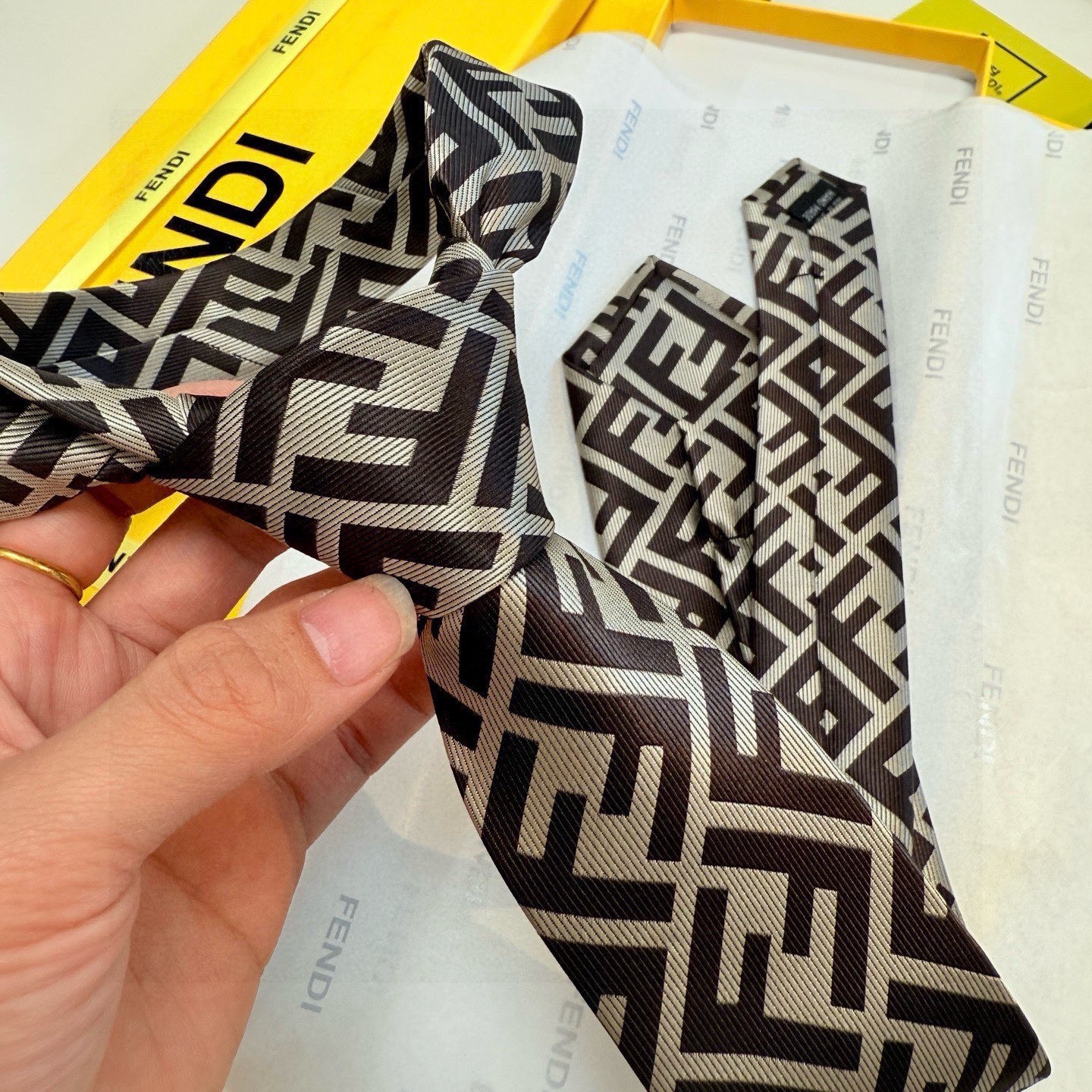 🌾实物真的很美，男士芬迪爆款领带👔👔，稀有😻😻展现精湛手工与时尚优雅的理想选择，这款采用F家最具标志性的