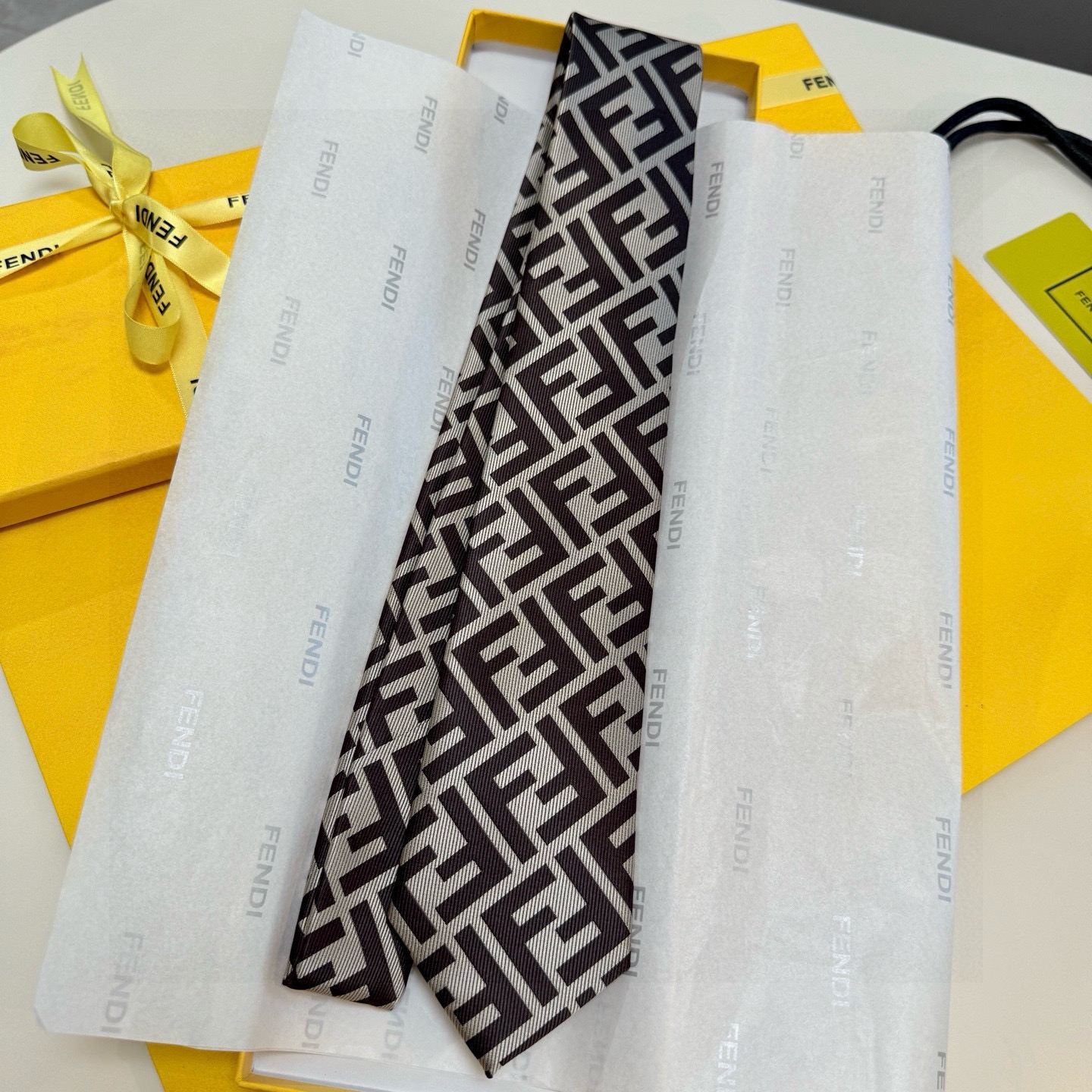 🌾实物真的很美，男士芬迪爆款领带👔👔，稀有😻😻展现精湛手工与时尚优雅的理想选择，这款采用F家最具标志性的