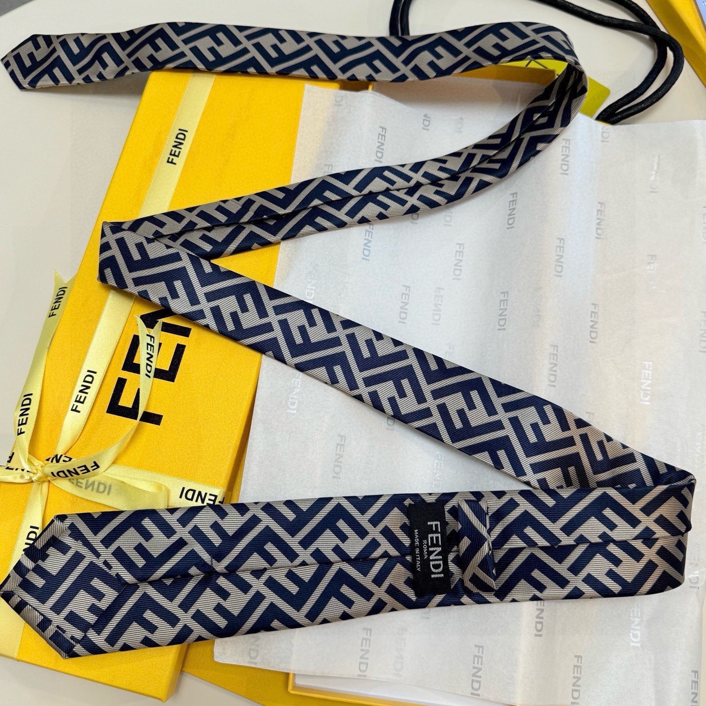 🌾实物真的很美，男士芬迪爆款领带👔👔，稀有😻😻展现精湛手工与时尚优雅的理想选择，这款采用F家最具标志性的