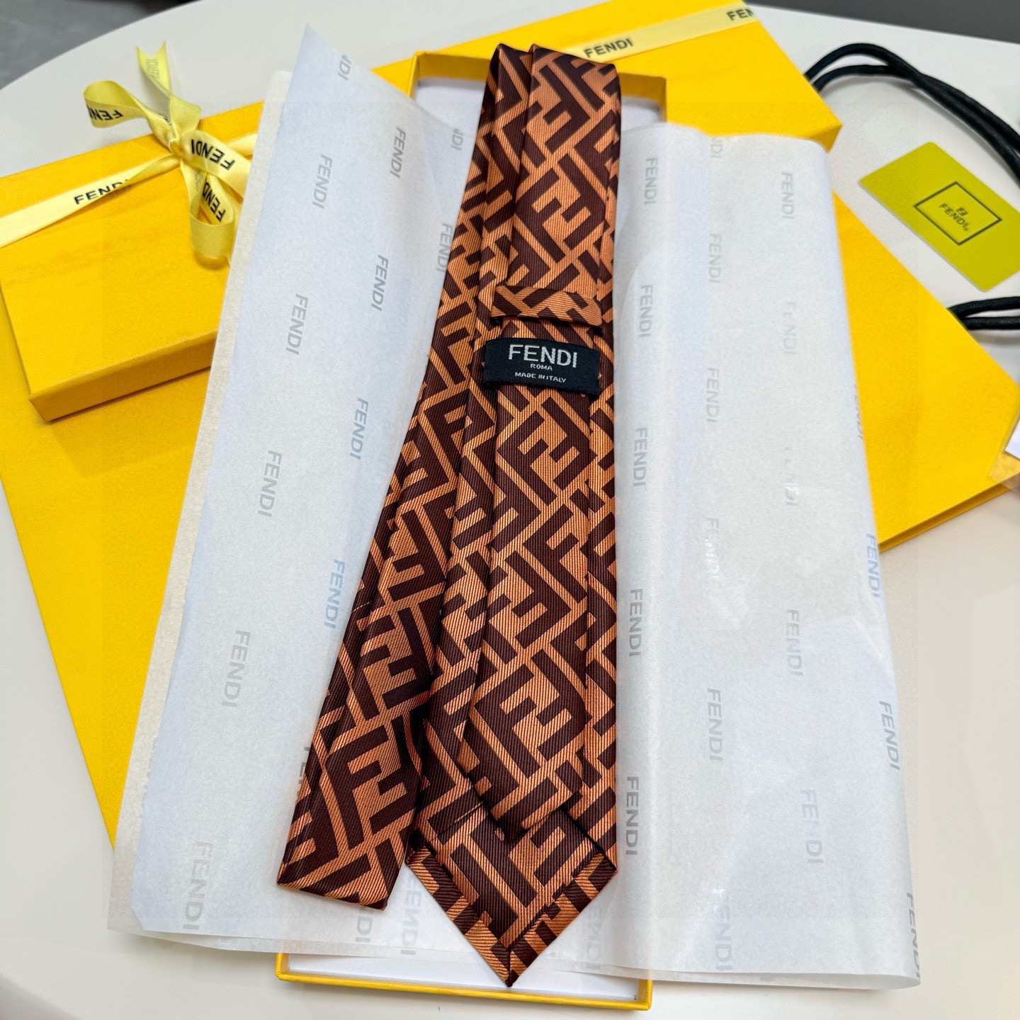 🌾实物真的很美，男士芬迪爆款领带👔👔，稀有😻😻展现精湛手工与时尚优雅的理想选择，这款采用F家最具标志性的