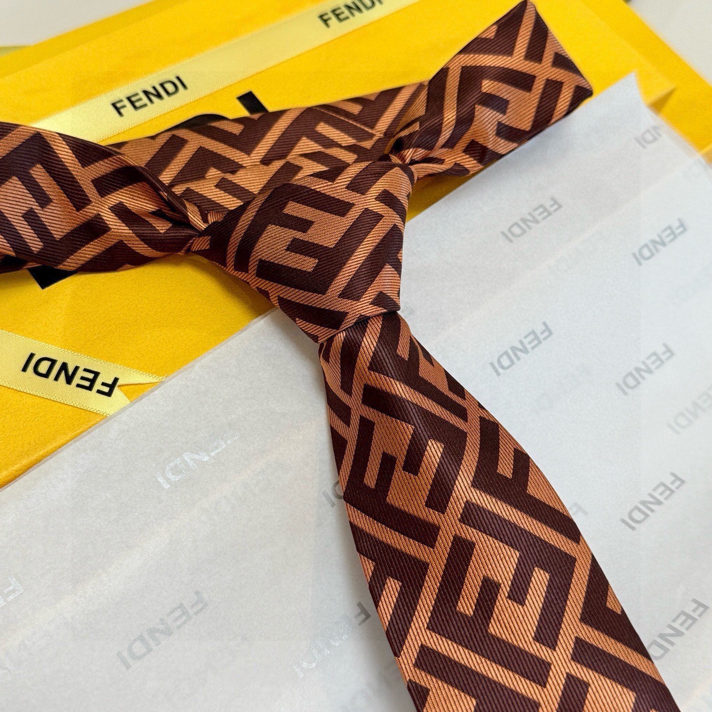 🌾实物真的很美，男士芬迪爆款领带👔👔，稀有😻😻展现精湛手工与时尚优雅的理想选择，这款采用F家最具标志性的