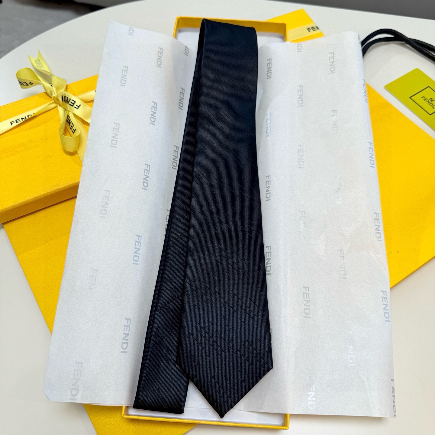 🌾实物真的很美，男士芬迪爆款领带👔👔，稀有😻😻展现精湛手工与时尚优雅的理想选择，这款采用F家最具标志性的