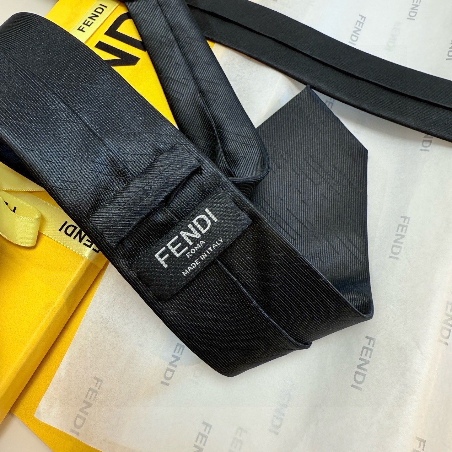 🌾实物真的很美，男士芬迪爆款领带👔👔，稀有😻😻展现精湛手工与时尚优雅的理想选择，这款采用F家最具标志性的