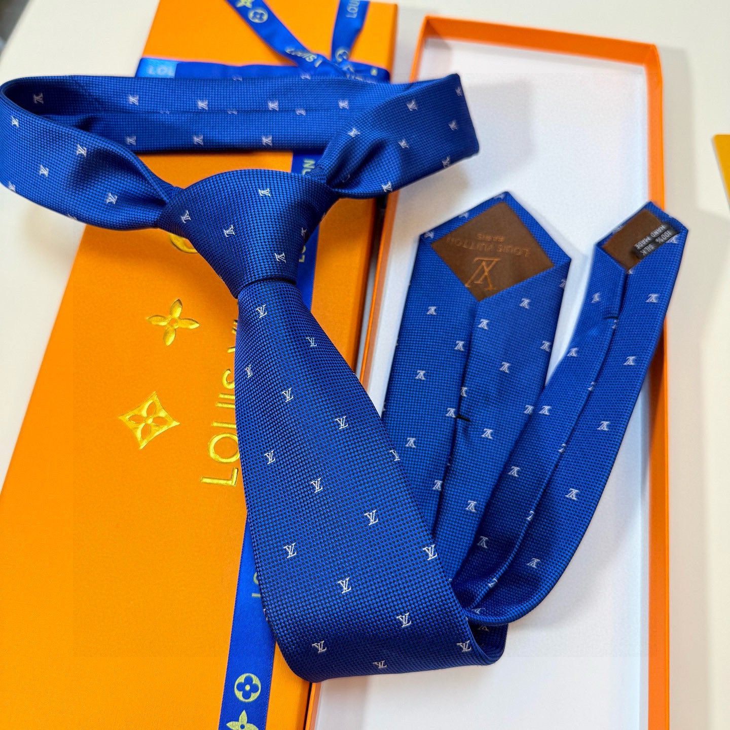 🌾 官方同步新款男士领带！LV领带系列👔👔，稀有😻😻展现精湛手工与时尚优雅的理想选择，此款真丝织就的Di