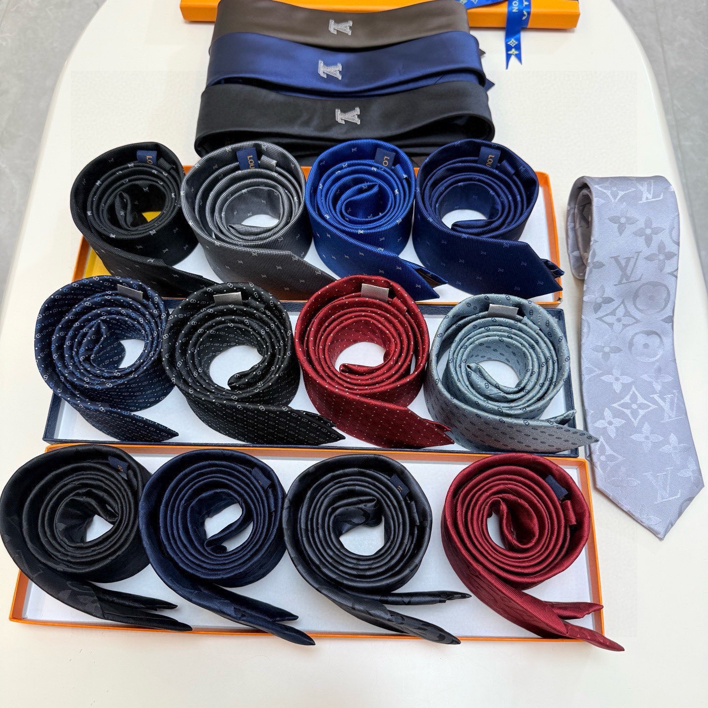 🌾 官方同步新款男士领带！LV领带系列👔👔，稀有😻😻展现精湛手工与时尚优雅的理想选择，此款真丝织就的Di