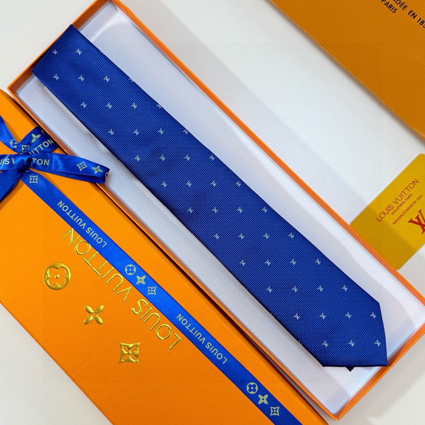 🌾 官方同步新款男士领带！LV领带系列👔👔，稀有😻😻展现精湛手工与时尚优雅的理想选择，此款真丝织就的Di