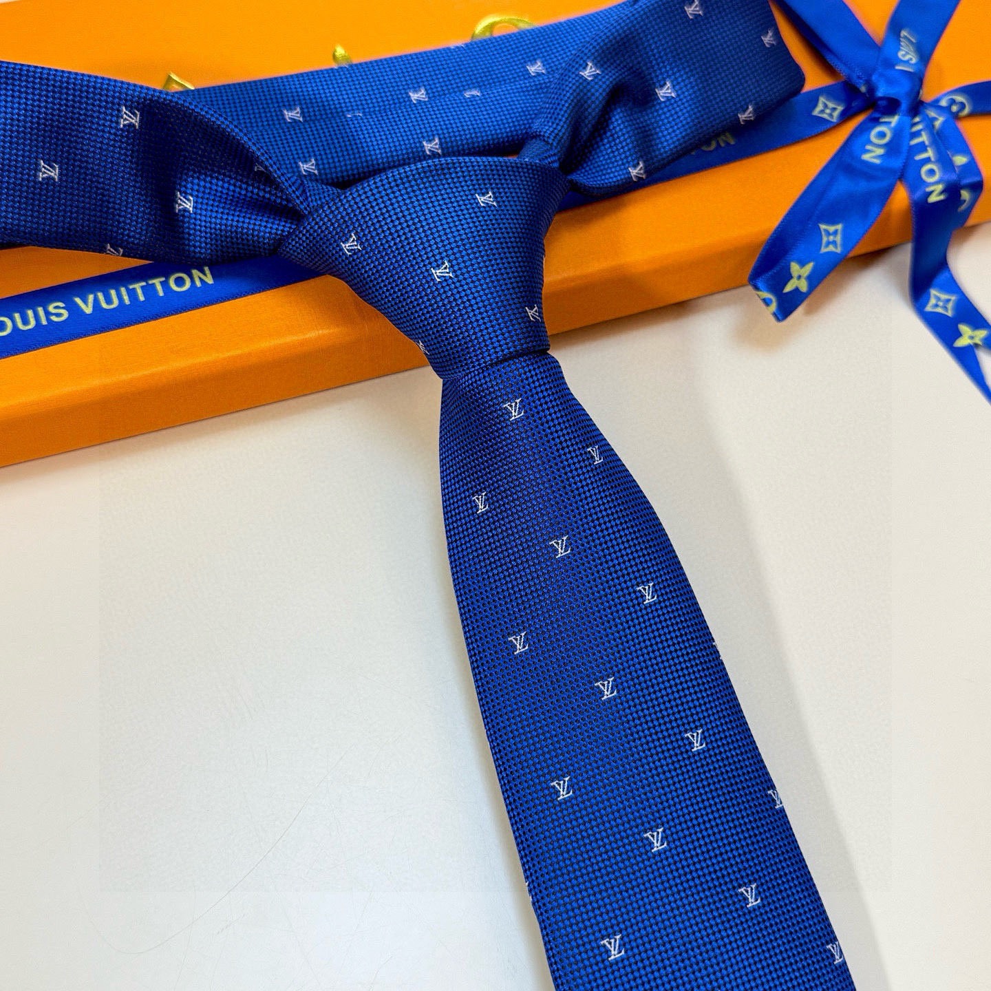 🌾 官方同步新款男士领带！LV领带系列👔👔，稀有😻😻展现精湛手工与时尚优雅的理想选择，此款真丝织就的Di