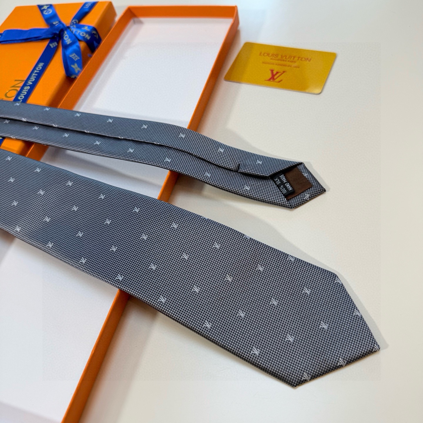 🌾 官方同步新款男士领带！LV领带系列👔👔，稀有😻😻展现精湛手工与时尚优雅的理想选择，此款真丝织就的Di