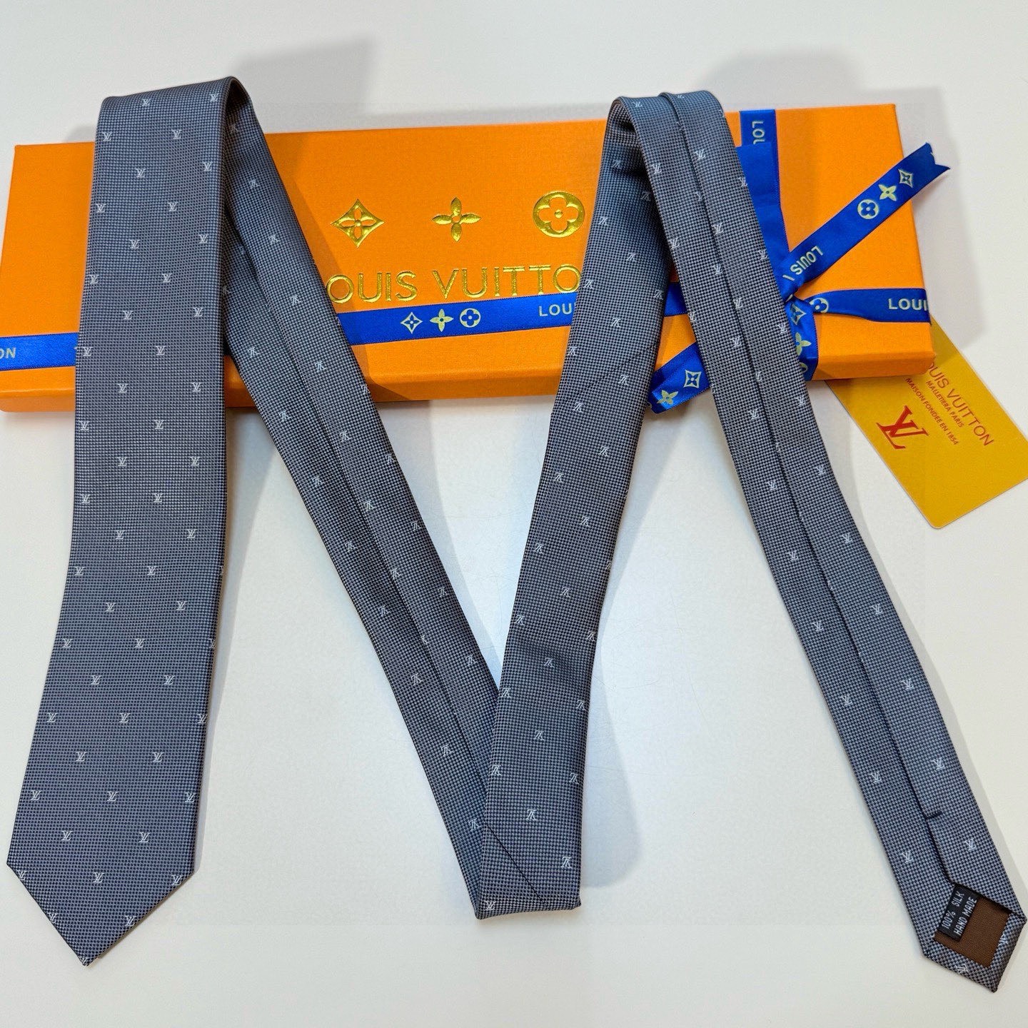 🌾 官方同步新款男士领带！LV领带系列👔👔，稀有😻😻展现精湛手工与时尚优雅的理想选择，此款真丝织就的Di