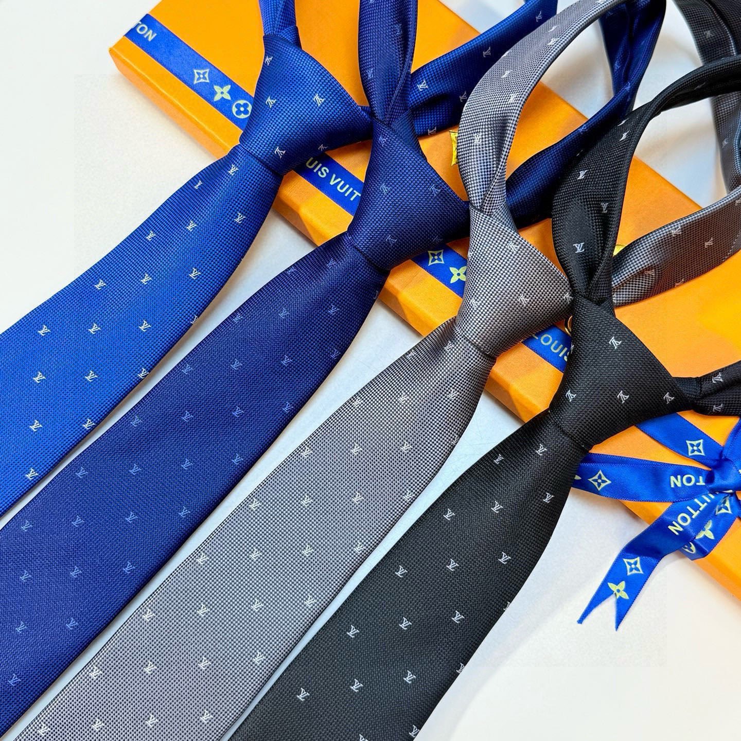 🌾 官方同步新款男士领带！LV领带系列👔👔，稀有😻😻展现精湛手工与时尚优雅的理想选择，此款真丝织就的Di
