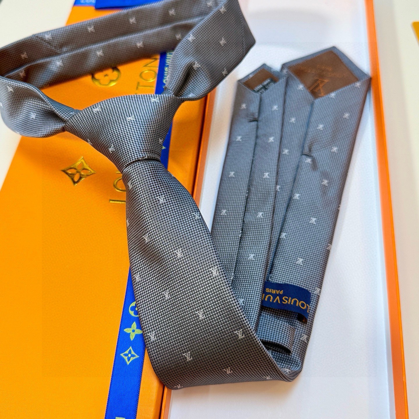 🌾 官方同步新款男士领带！LV领带系列👔👔，稀有😻😻展现精湛手工与时尚优雅的理想选择，此款真丝织就的Di
