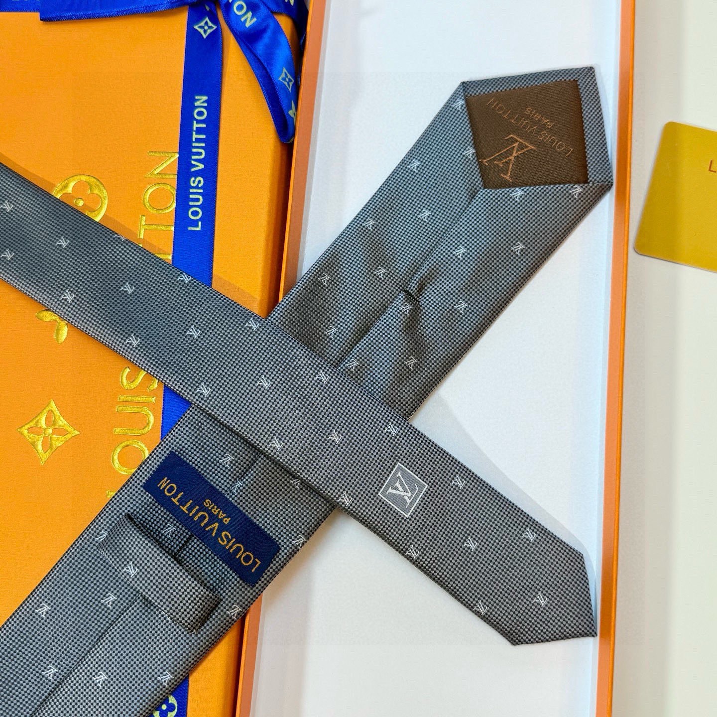 🌾 官方同步新款男士领带！LV领带系列👔👔，稀有😻😻展现精湛手工与时尚优雅的理想选择，此款真丝织就的Di