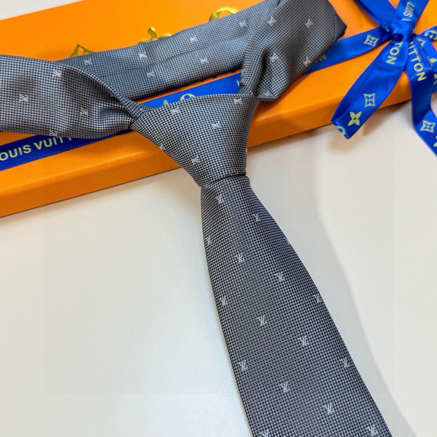 🌾 官方同步新款男士领带！LV领带系列👔👔，稀有😻😻展现精湛手工与时尚优雅的理想选择，此款真丝织就的Di