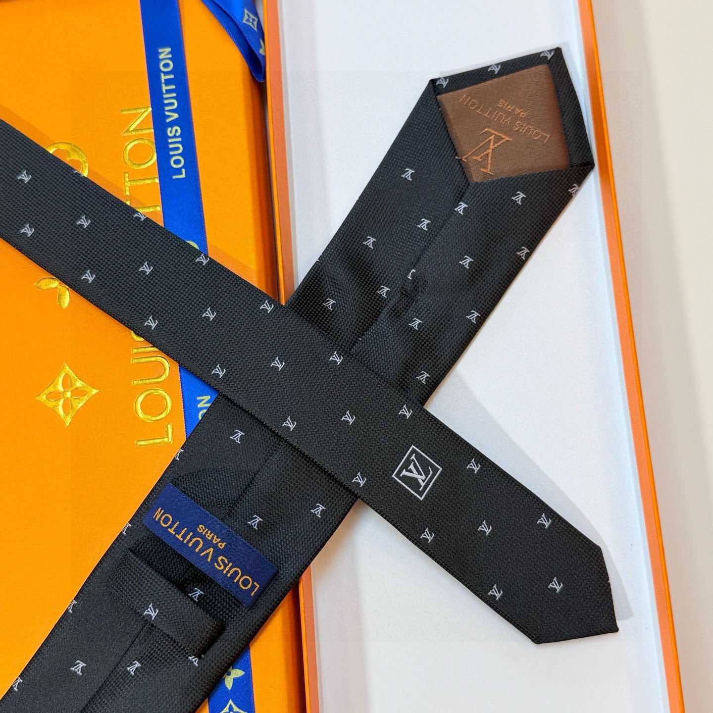 🌾 官方同步新款男士领带！LV领带系列👔👔，稀有😻😻展现精湛手工与时尚优雅的理想选择，此款真丝织就的Di
