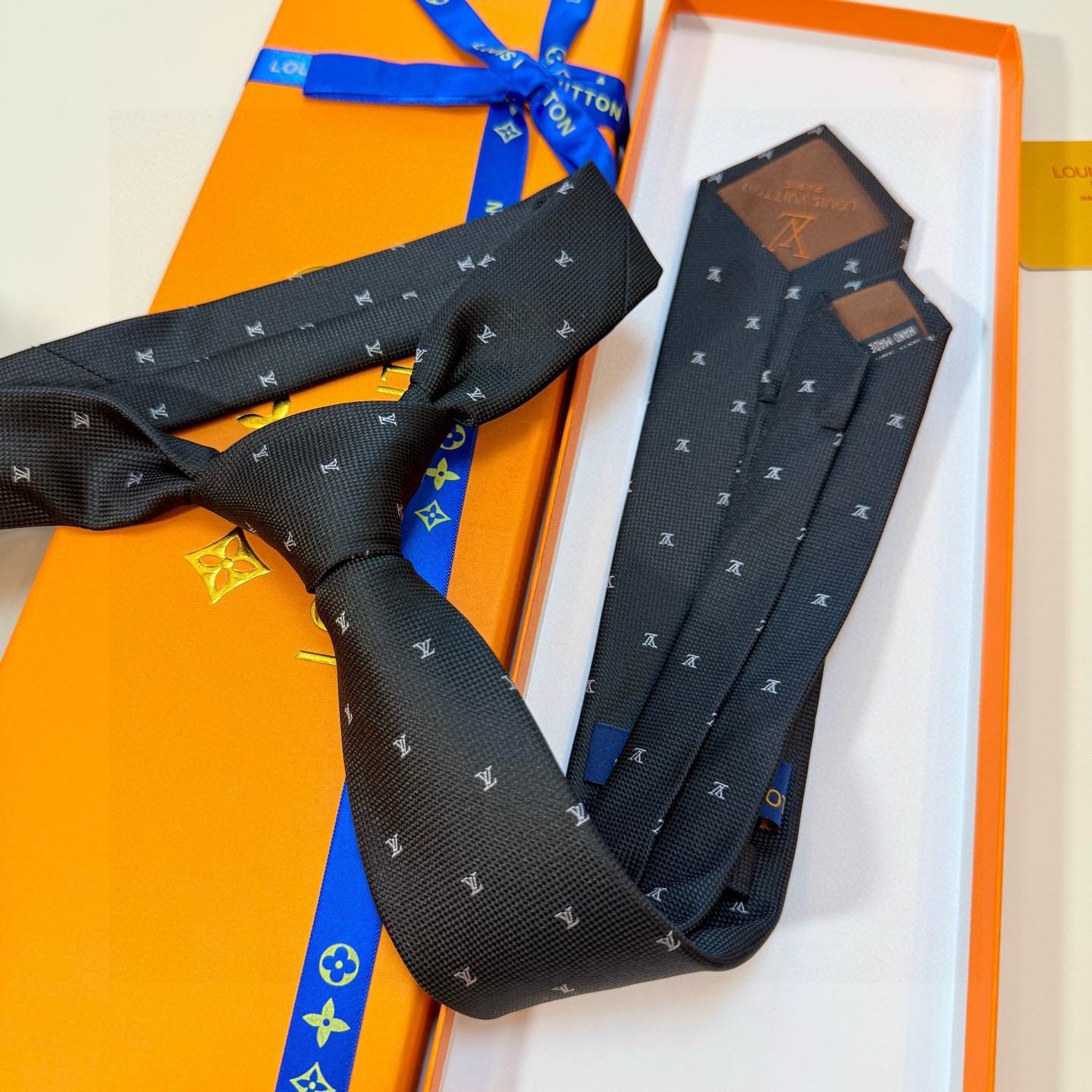 🌾 官方同步新款男士领带！LV领带系列👔👔，稀有😻😻展现精湛手工与时尚优雅的理想选择，此款真丝织就的Di