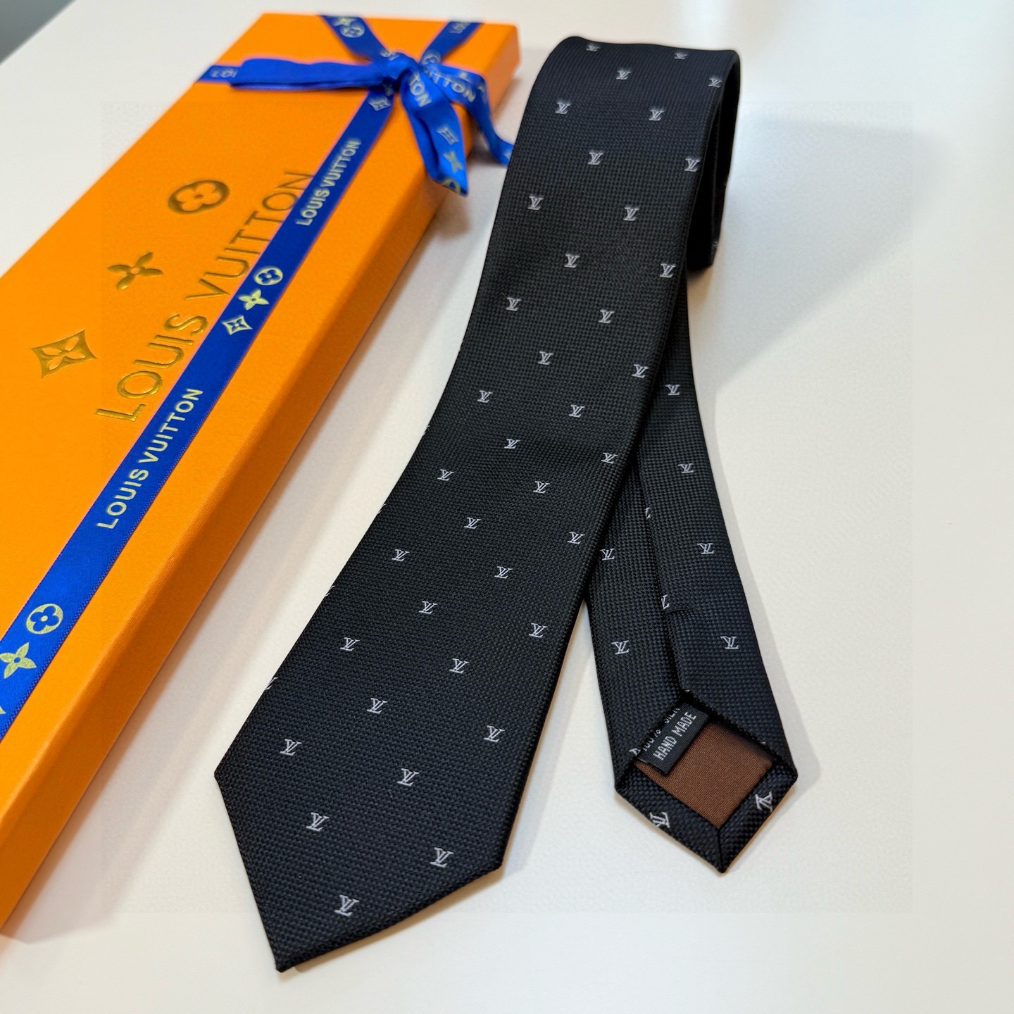 🌾 官方同步新款男士领带！LV领带系列👔👔，稀有😻😻展现精湛手工与时尚优雅的理想选择，此款真丝织就的Di