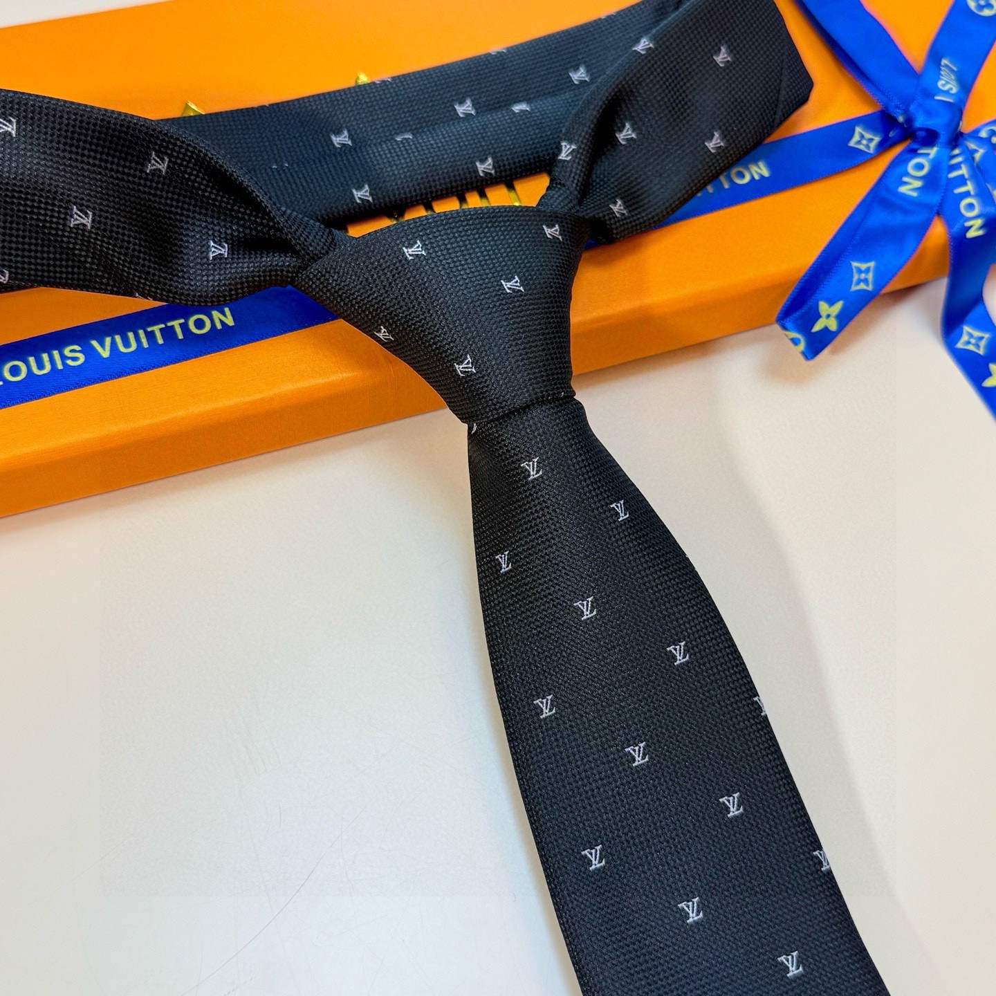 🌾 官方同步新款男士领带！LV领带系列👔👔，稀有😻😻展现精湛手工与时尚优雅的理想选择，此款真丝织就的Di