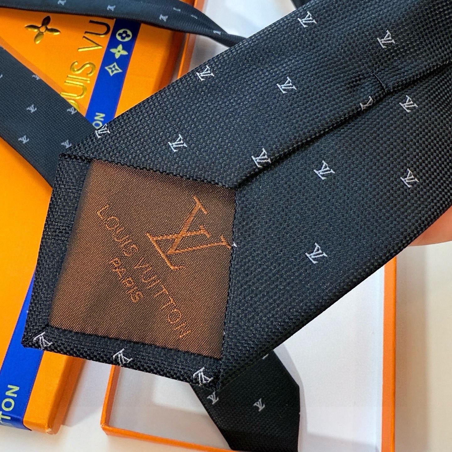 🌾 官方同步新款男士领带！LV领带系列👔👔，稀有😻😻展现精湛手工与时尚优雅的理想选择，此款真丝织就的Di