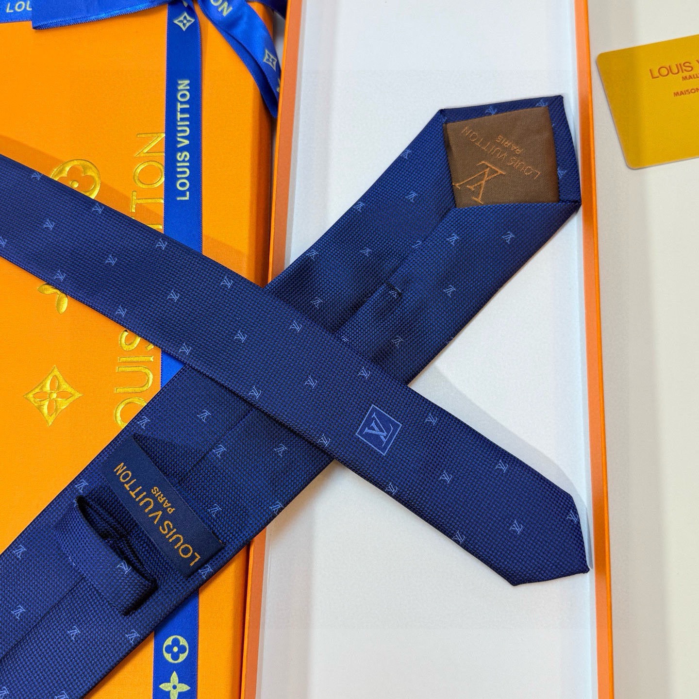 🌾 官方同步新款男士领带！LV领带系列👔👔，稀有😻😻展现精湛手工与时尚优雅的理想选择，此款真丝织就的Di