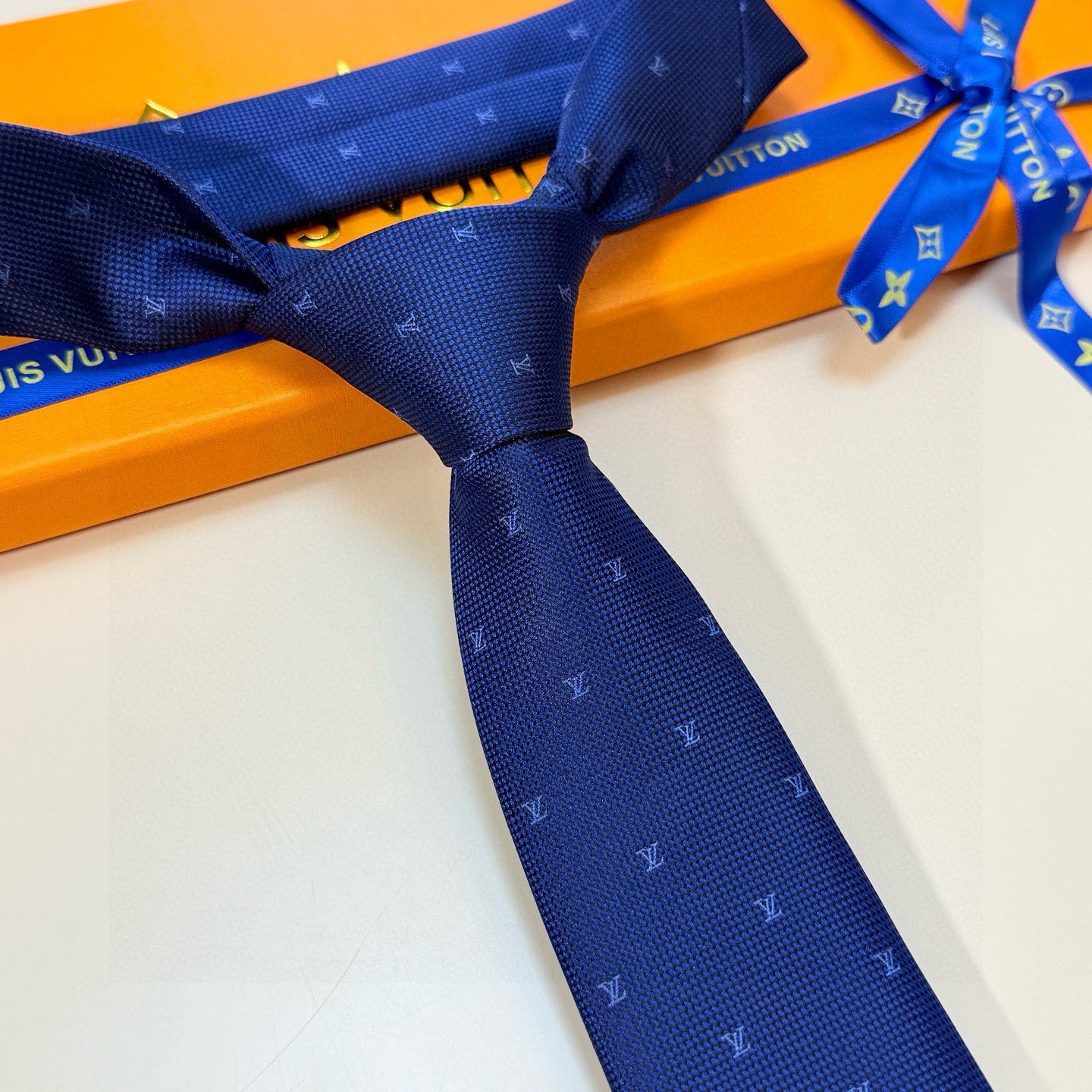 🌾 官方同步新款男士领带！LV领带系列👔👔，稀有😻😻展现精湛手工与时尚优雅的理想选择，此款真丝织就的Di